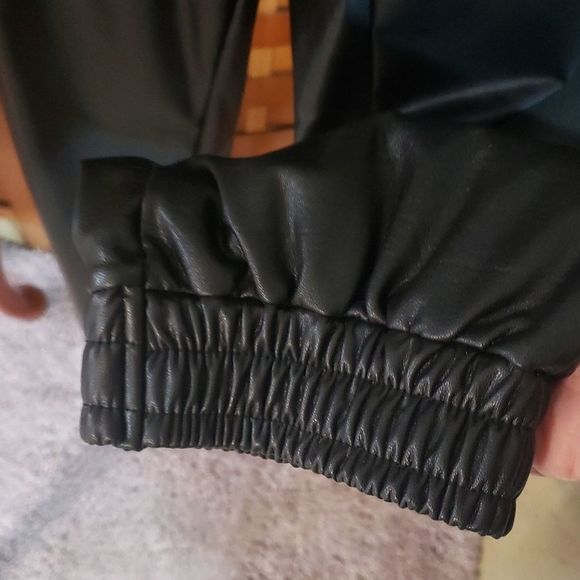 Woman pleather jogger style pants - Picture 3 of 9